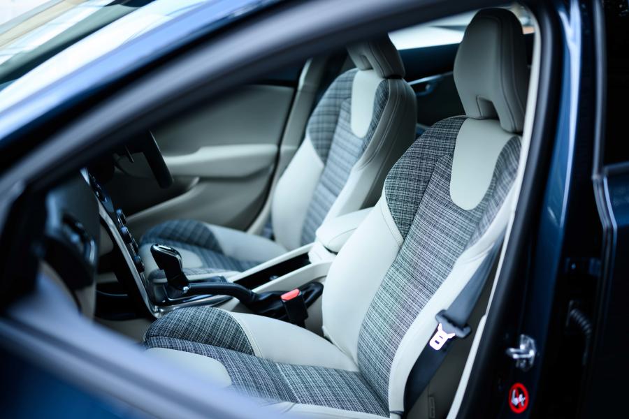 Интерьер Volvo V40 T3 Momentum 2016 года  (JP) (фото 19 из 20)